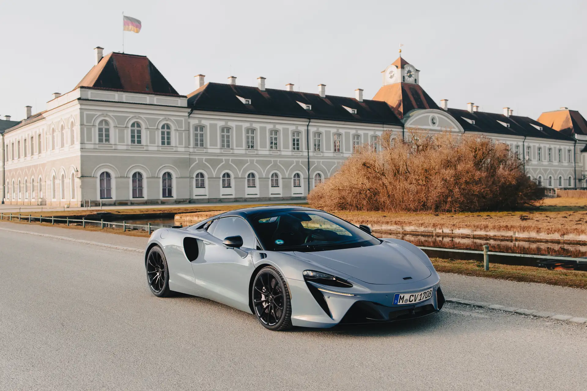 McLaren Atura Spider in seiner Königlichen Farbe vor einem Schloss